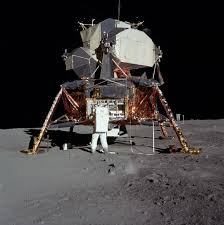 Apollo 11 Ay'a iniş yaptı ve Neil Armstrong Ay'a ilk adım atan insan oldu