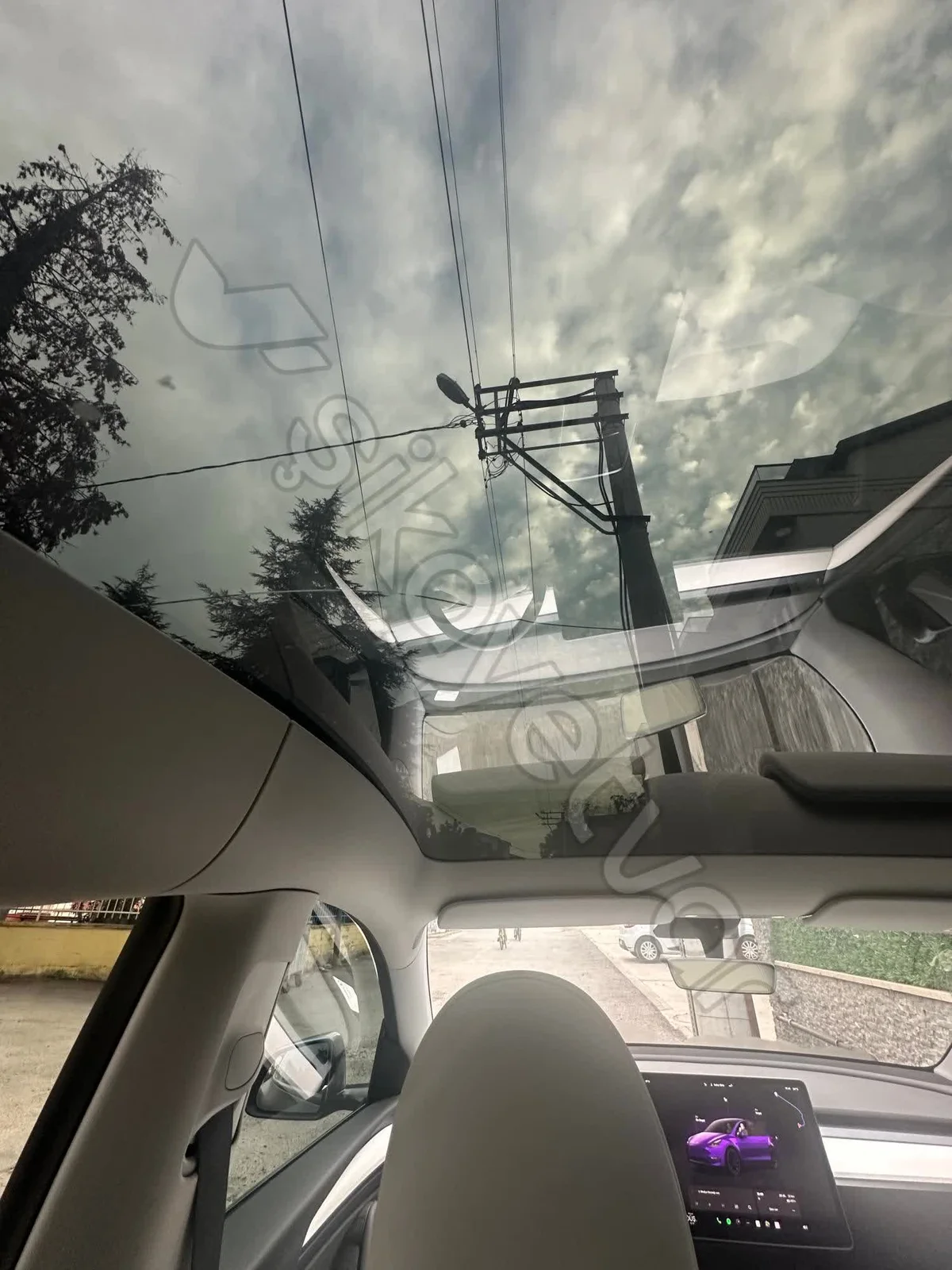Tesla Model Y Standard panoramik camı kaldırdı — neler değişti?
