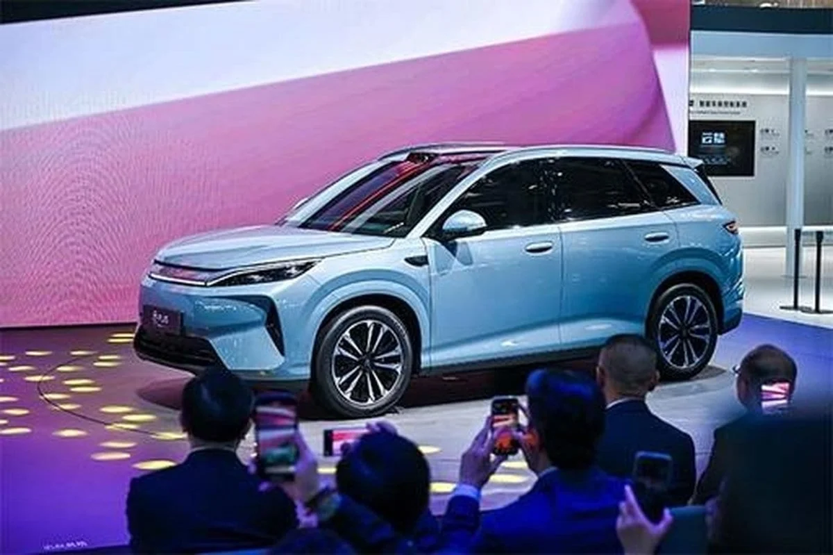 BYD'nin 7 koltuklu ilk SUV'si İngiltere'de Defender'dan üçte bir ucuz