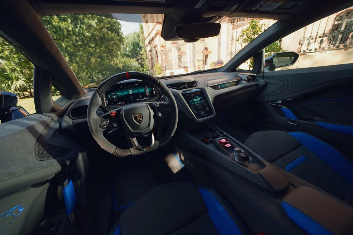 Lamborghini Temerario kristal boyasıyla sahnede 920 HP hibrit hız