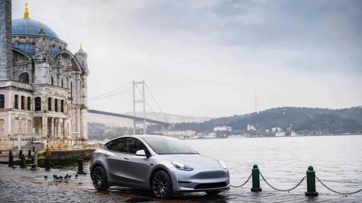 Tesla AI5 çipi ertelendi Çin'den kopuş hızlandı Türkiye'de Model Y