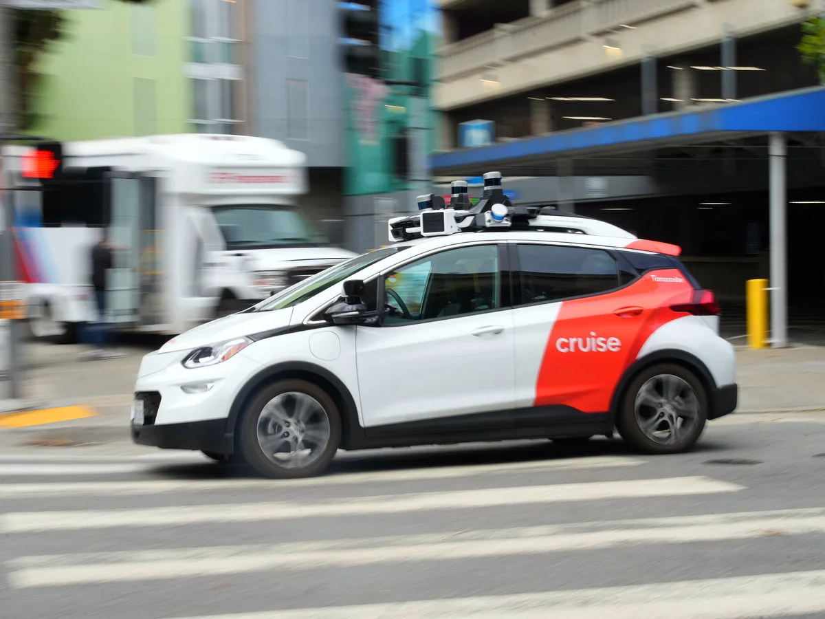 Tesla, Austin'de gözetmensiz robotaksiye başladı fiyatı şaşırttı