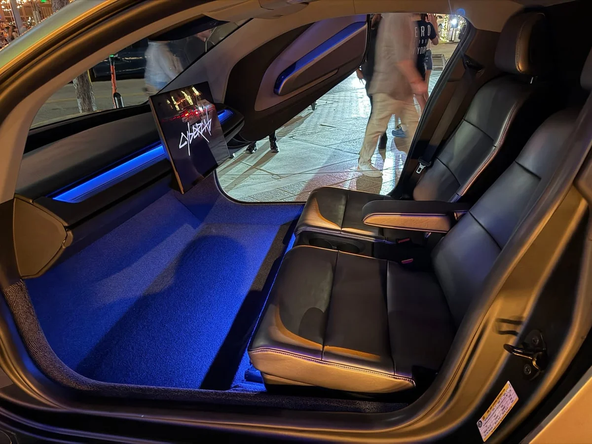 Tesla’nın direksiyonsuz Cybercab’i Austin’de hizmete girdi