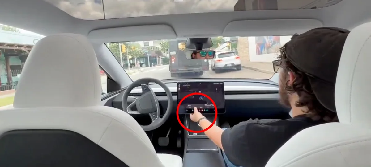Tesla Robotaxi'lerde Güvenlik Monitörü Dönemi Sona Eriyor